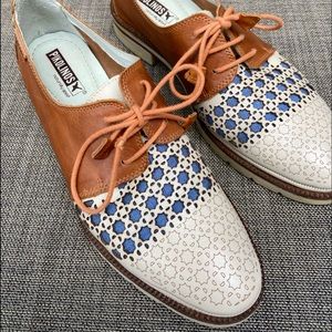 Pikolinos Oxford shoes with leather cutout design.